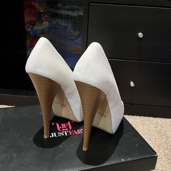 JustFab white peep-toe pumps - Picture 3 of 4